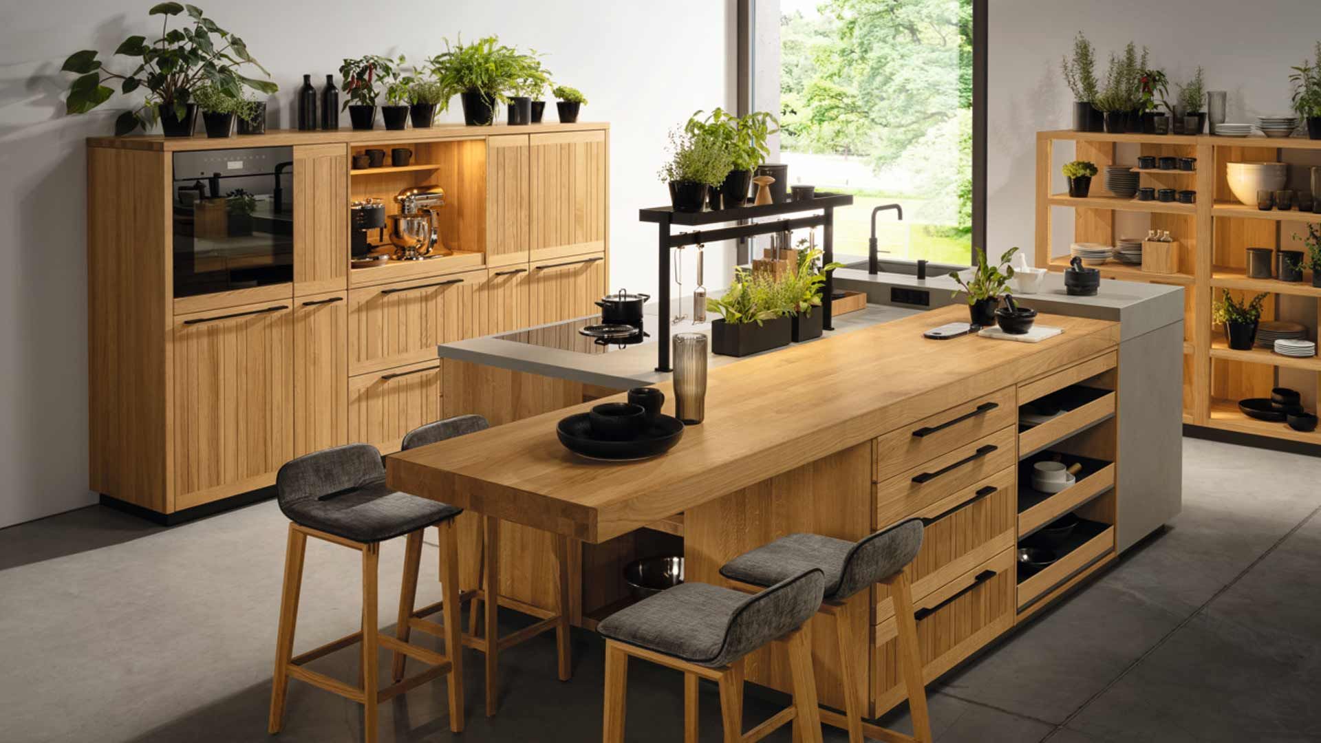 große Vollholzküche mit Barhockern und Insel  von TEAM 7