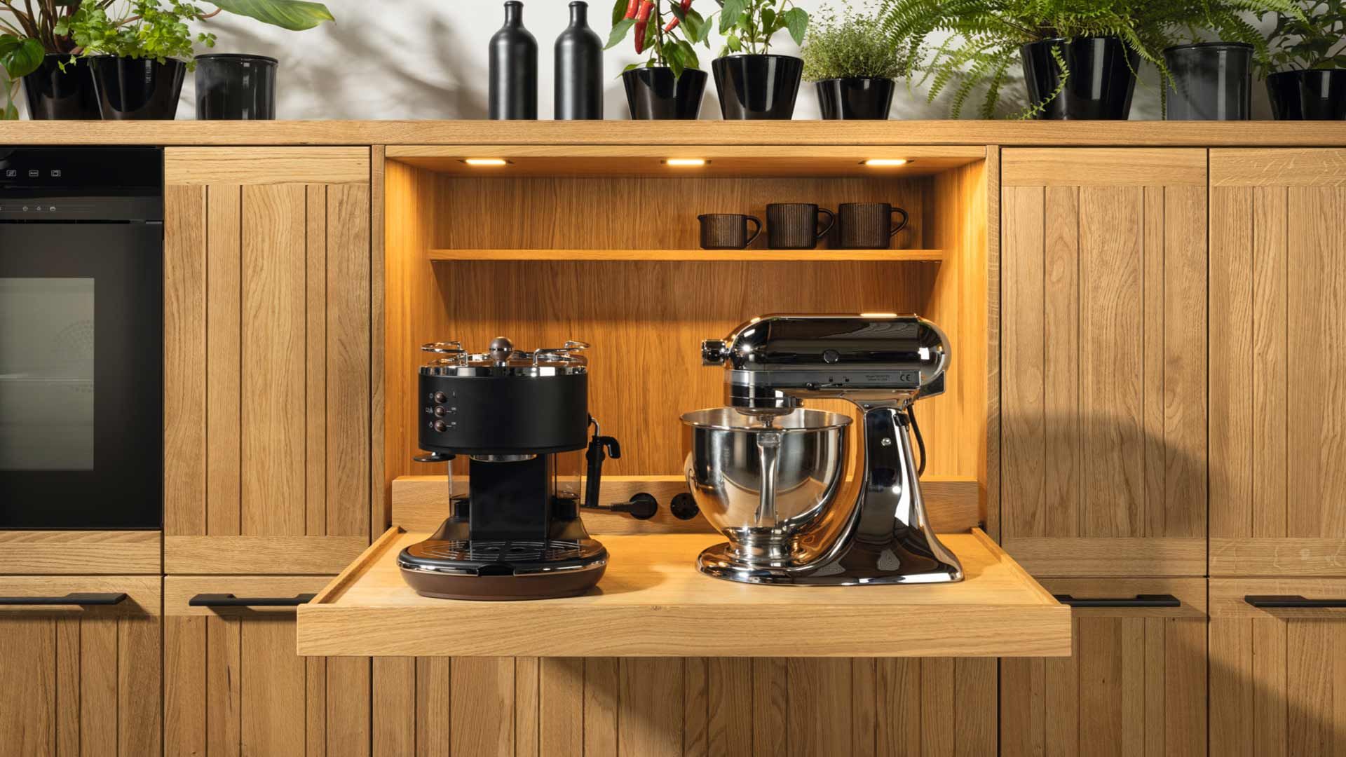 Massivholzküche mit beleuchtetem Schrank  von TEAM 7