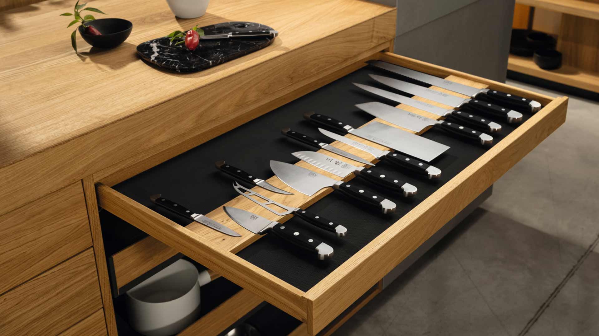 schmale Messerschublade aus Massivholz