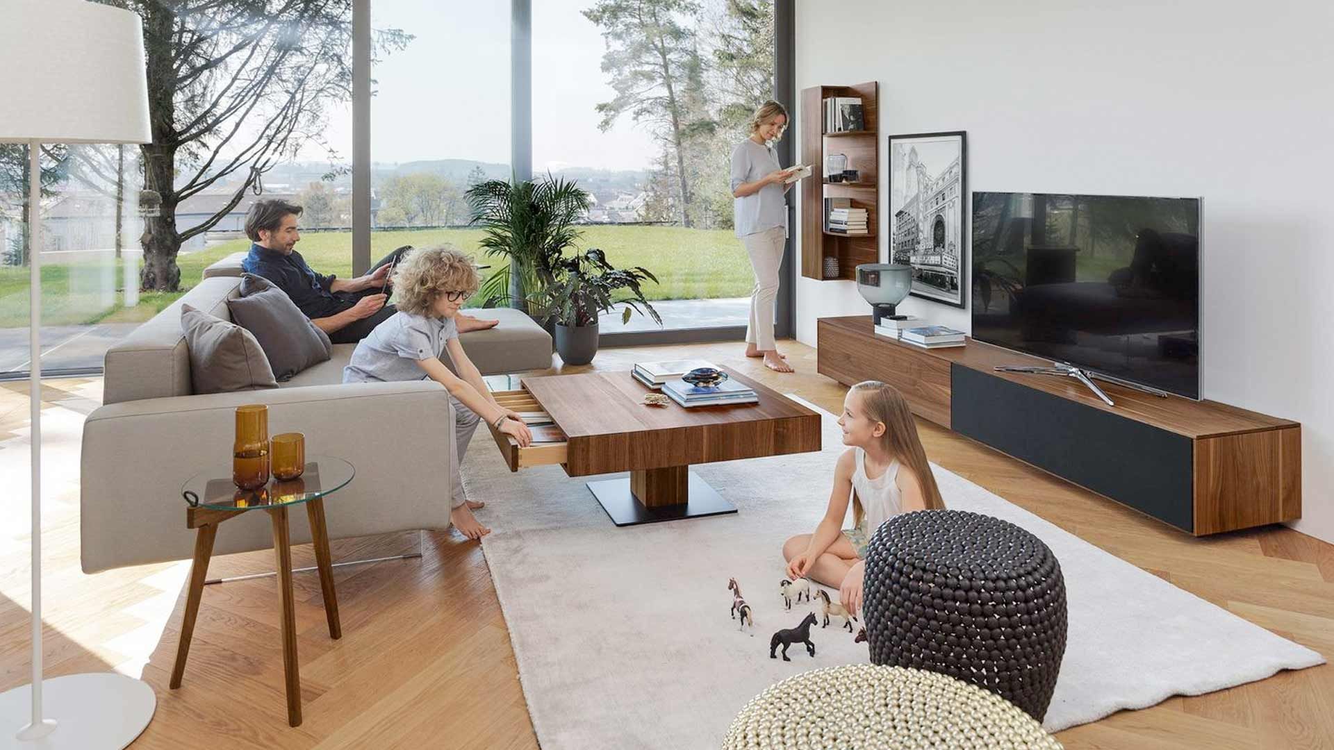 junge Familie in einem Wohnzimmer  von TEAM 7