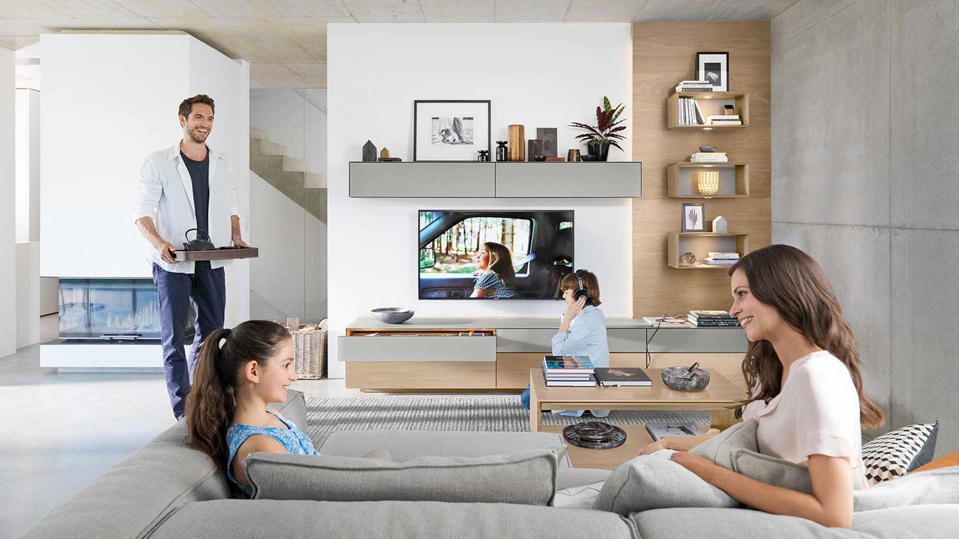 Familie sitzt im Wohnzimmer  von TEAM 7