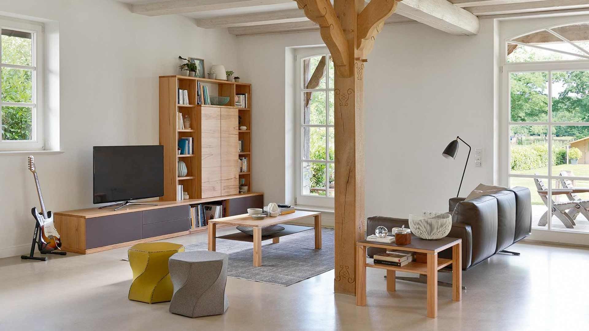 Wohnzimmer mit Massivholmöbeln  von TEAM 7