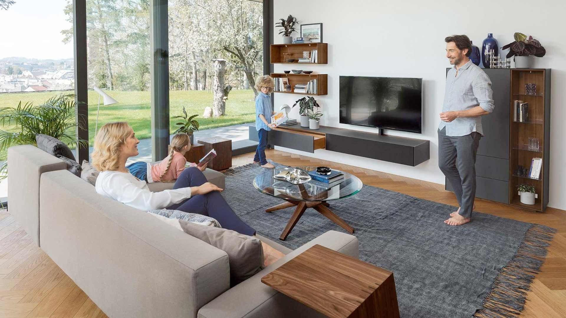 Wohnzimmer von TEAM 7 mit fröhlicher Familie