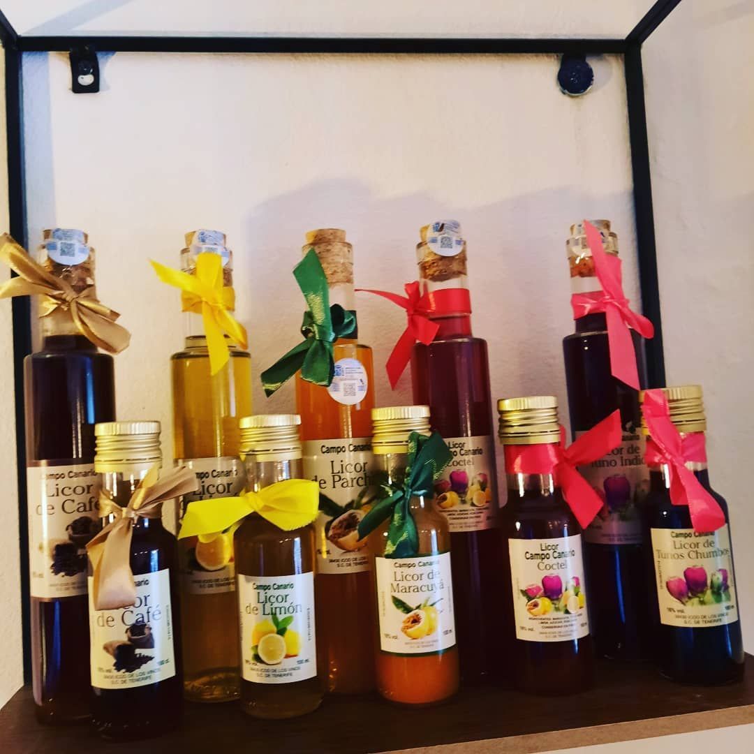 Muchas botellas de vino están alineadas en estantes de madera.