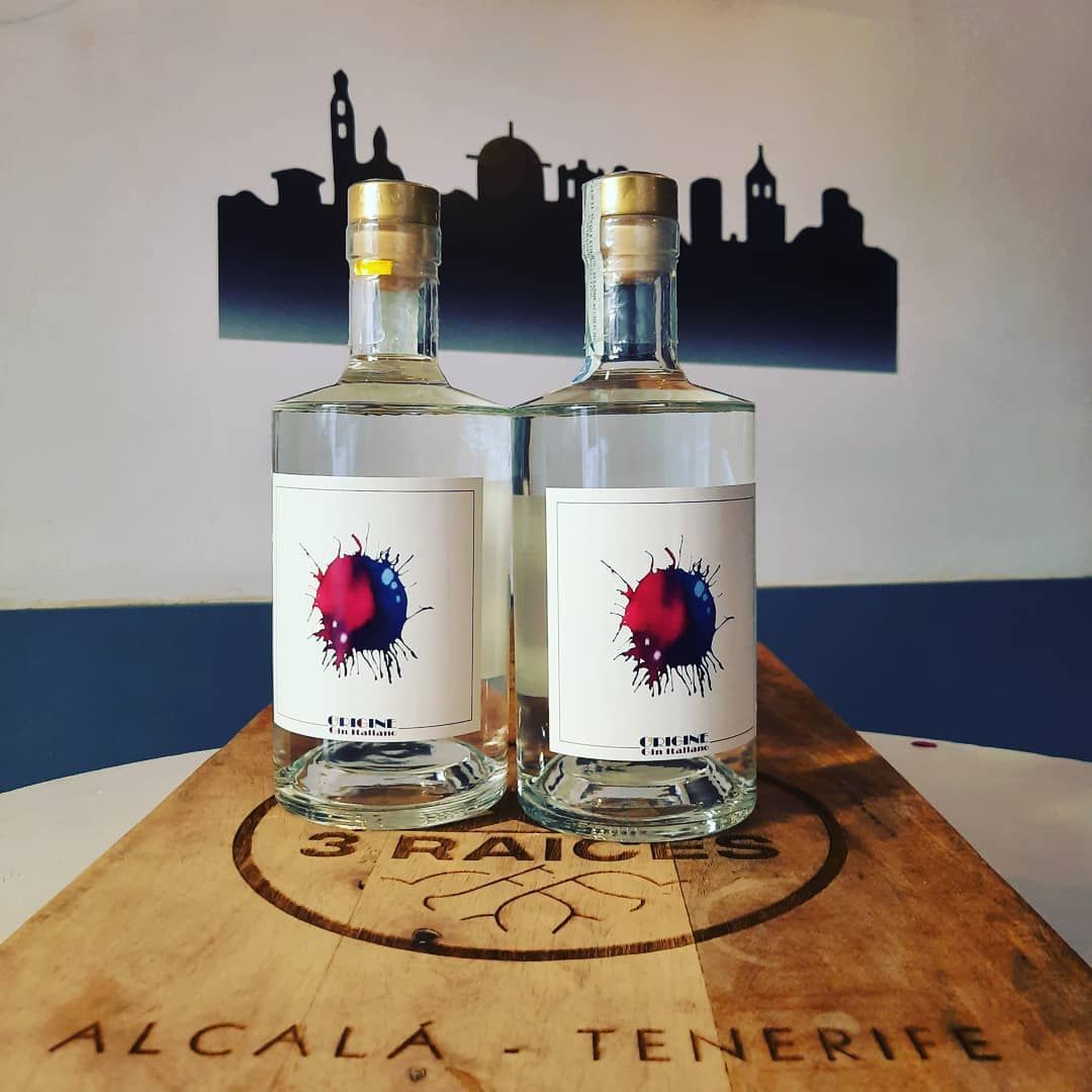 Un refrigerador de acero inoxidable con la palabra theacer en él.