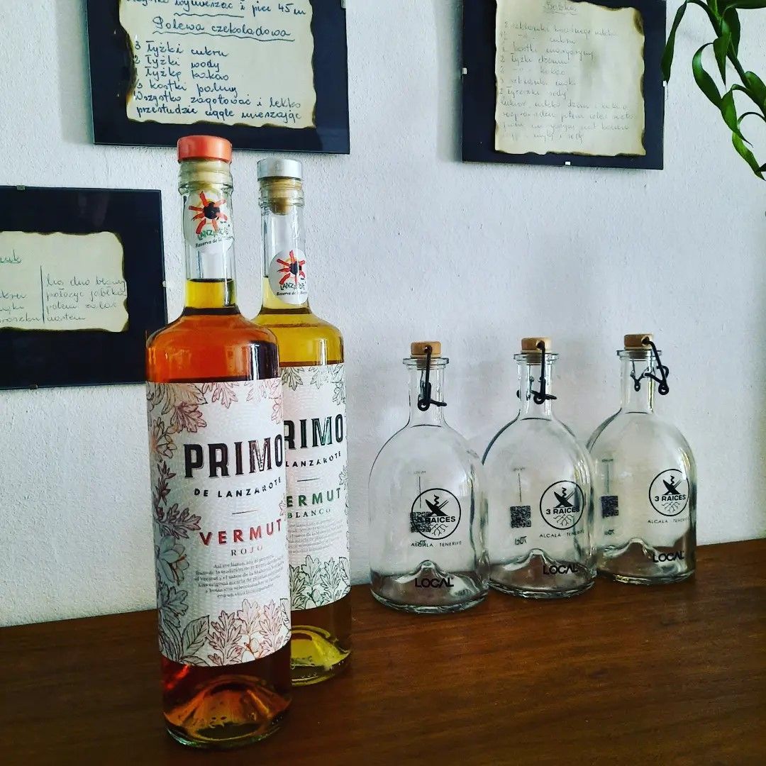 Una persona sostiene una botella de vino Kopin.