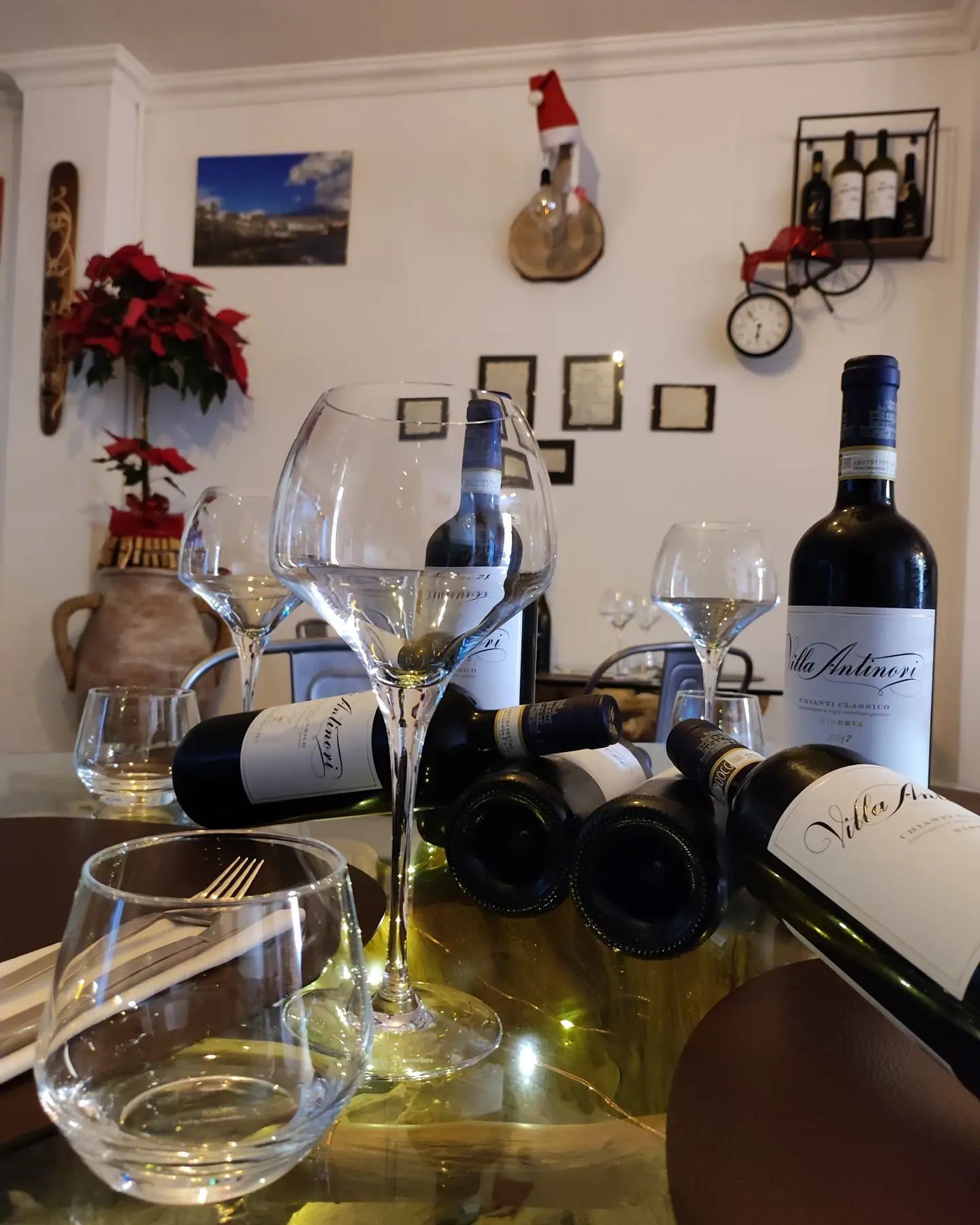 Varias botellas de vino están alineadas en un mostrador, incluida una botella que dice