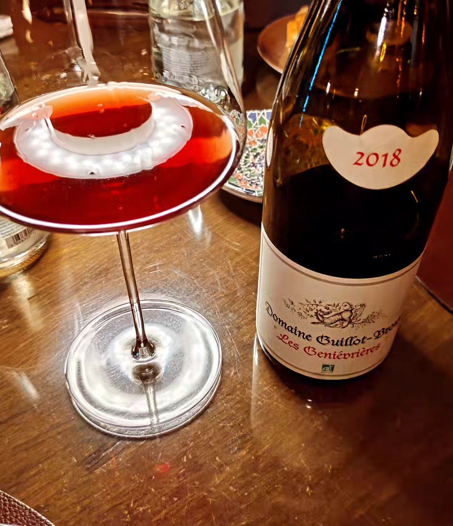 Una botella de vino con el año 2018
