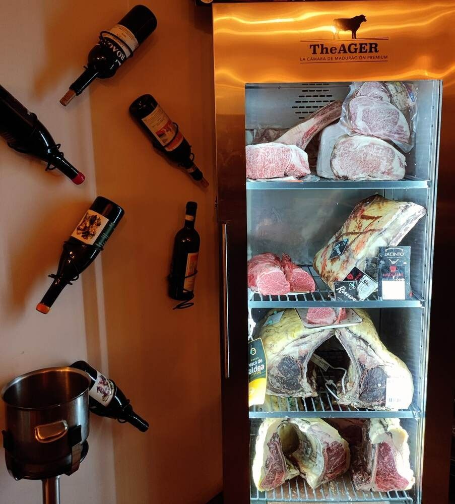 Un refrigerador de acero inoxidable con la palabra theacer en él.