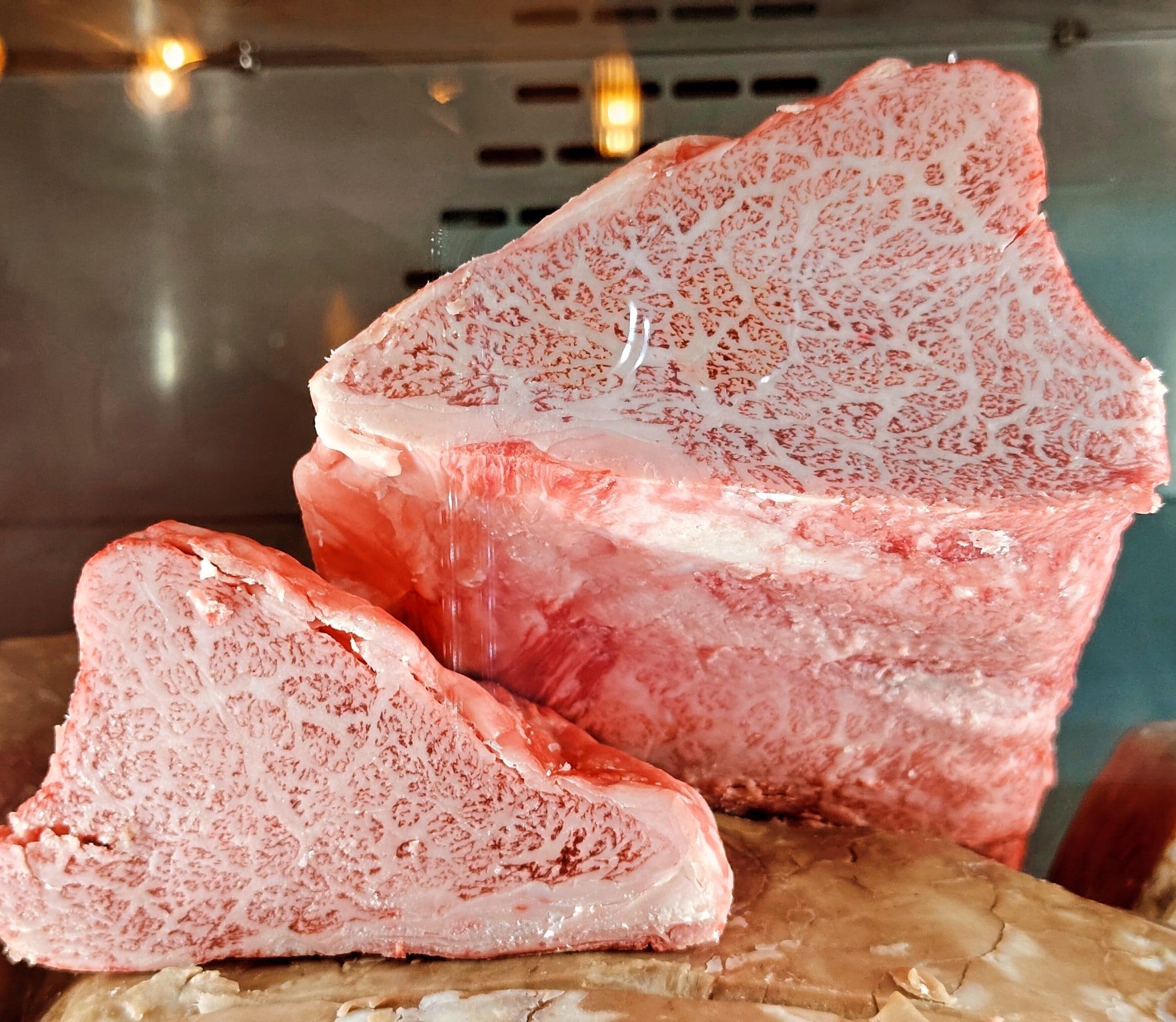 Dos piezas de carne se apilan una encima de la otra