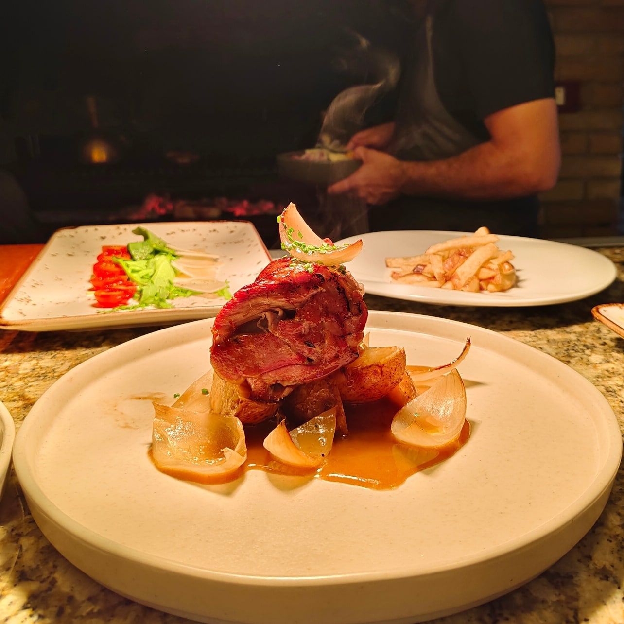Un primer plano de un plato de comida sobre una mesa.