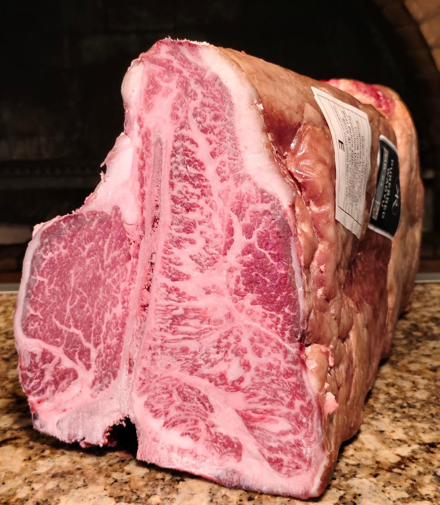 Un trozo grande de carne con una etiqueta que dice