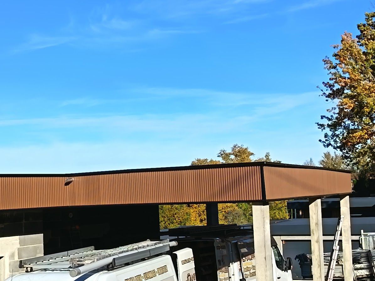 Bâtiment brun sous un ciel bleu.