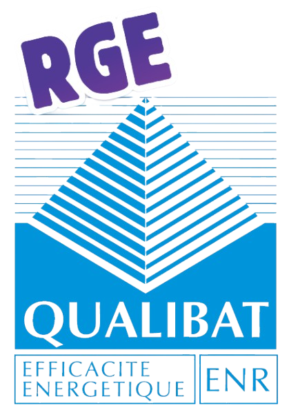 Gros plan sur un objectif d'appareil photo ancien aux détails argentés, posé sur des touches de piano.