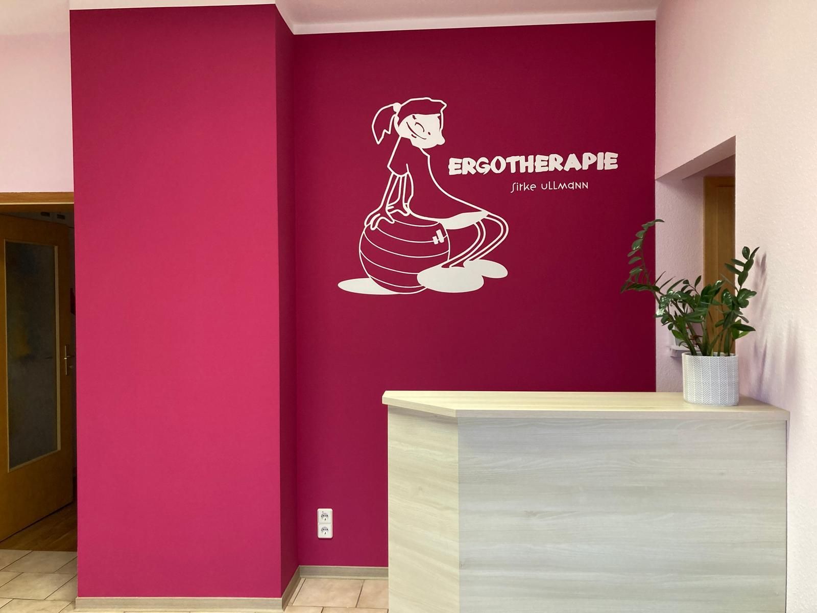 Bild von roter Wand mit Tür