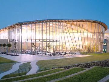 Bild von Halle mit Glasfassade