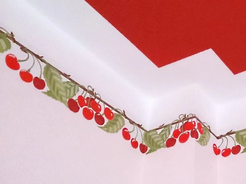 Bild von dekorativer Malerei von Früchten auf Fassade