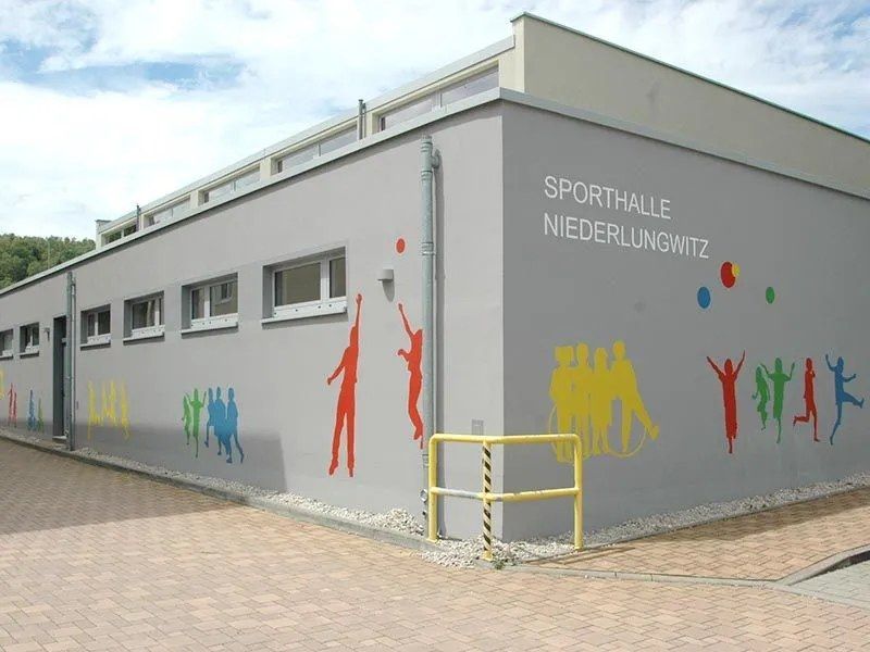 Bild von Fassade einer Schulsporthalle