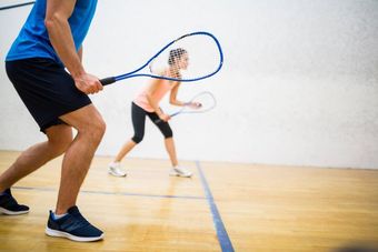 Zwei Personen spielen Squash