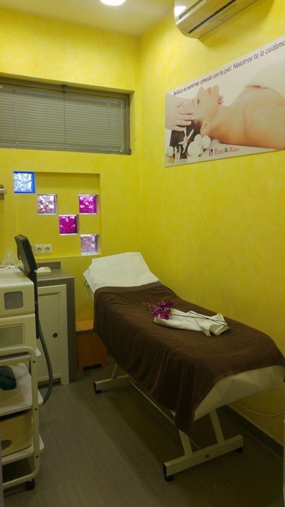 Una habitación amarilla con una cama y un cuadro en la pared.