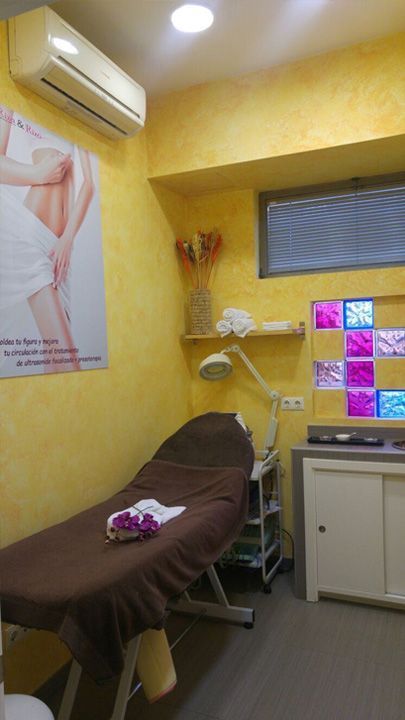 Una habitación con una cama y un cuadro en la pared.