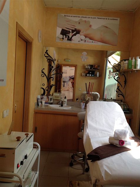 Un salón de belleza con una cama y un espejo