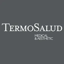 El logotipo de Termo Salud Médica y Estética está sobre un fondo gris.