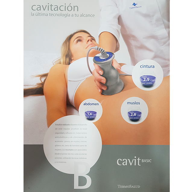 Una mujer está recibiendo un tratamiento de cavitación en su estómago.
