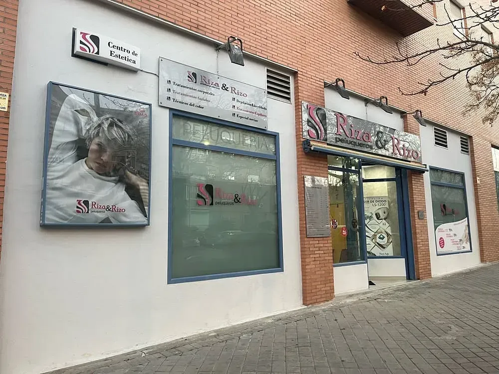 Un edificio con muchas ventanas y un cartel en él.