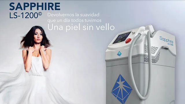 Una mujer con un vestido blanco está de pie junto a una máquina de zafiro.