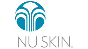 Un logotipo azul y blanco de Nu Skin sobre un fondo blanco.