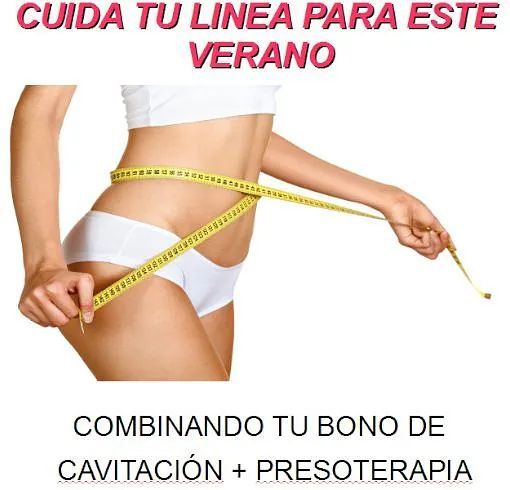 Una mujer está midiendo su cintura con una cinta métrica.