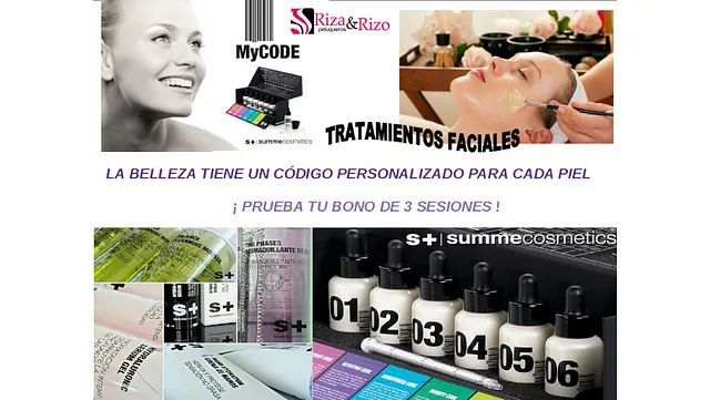 Una mujer está recibiendo un tratamiento facial en un salón de belleza.