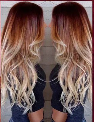 Una mujer con cabello largo está parada frente a un espejo.