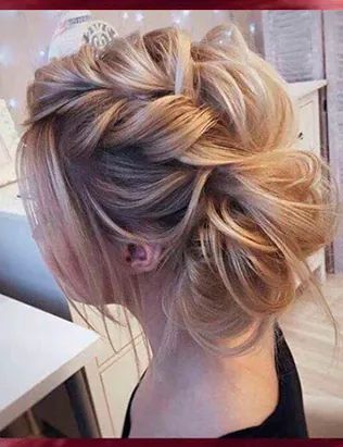 Una mujer lleva el pelo recogido en un moño desordenado.
