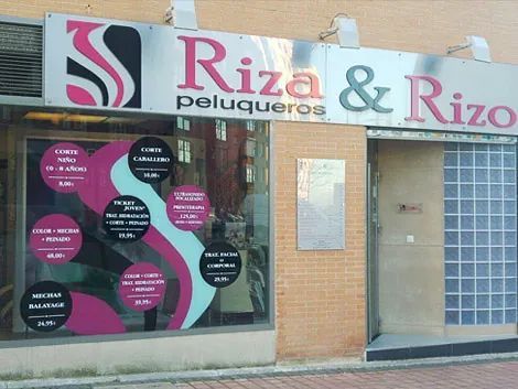 Un escaparate con un cartel que dice Riza & Rizo