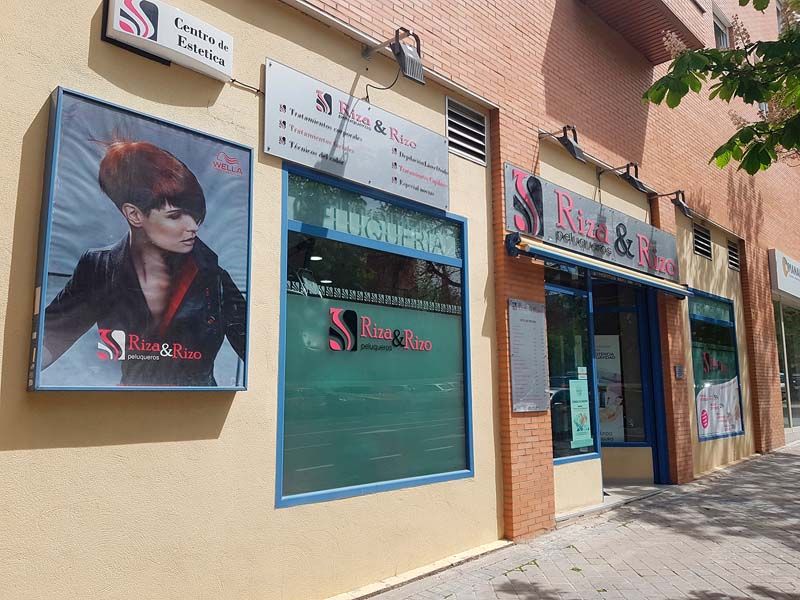 Un edificio con una imagen de una mujer en el costado.