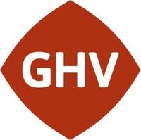Weiße Buchstaben „GHV“ auf einem roten, rautenförmigen Logo.