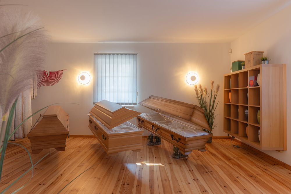 Minimalistischer Spa-Raum mit zwei Massageliegen, warmen Wandleuchten, Holzböden und Regalen.