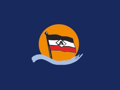 Orangefarbenes, kreisförmiges Logo mit einem kleinen Segelboot und einer blauen Welle auf dunkelblauem Hintergrund
