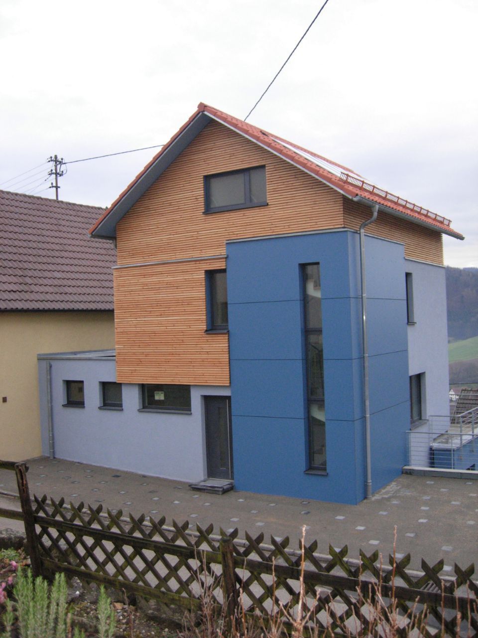 Haus mit Fassade aus Holz