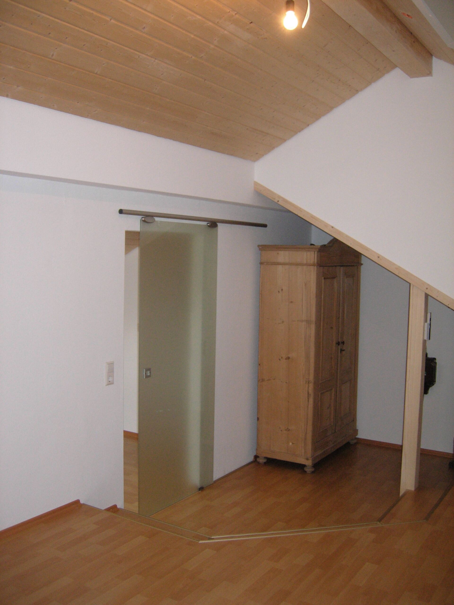 Holzbau im Innenbereich: Schrank, Boden und Decke aus Holz