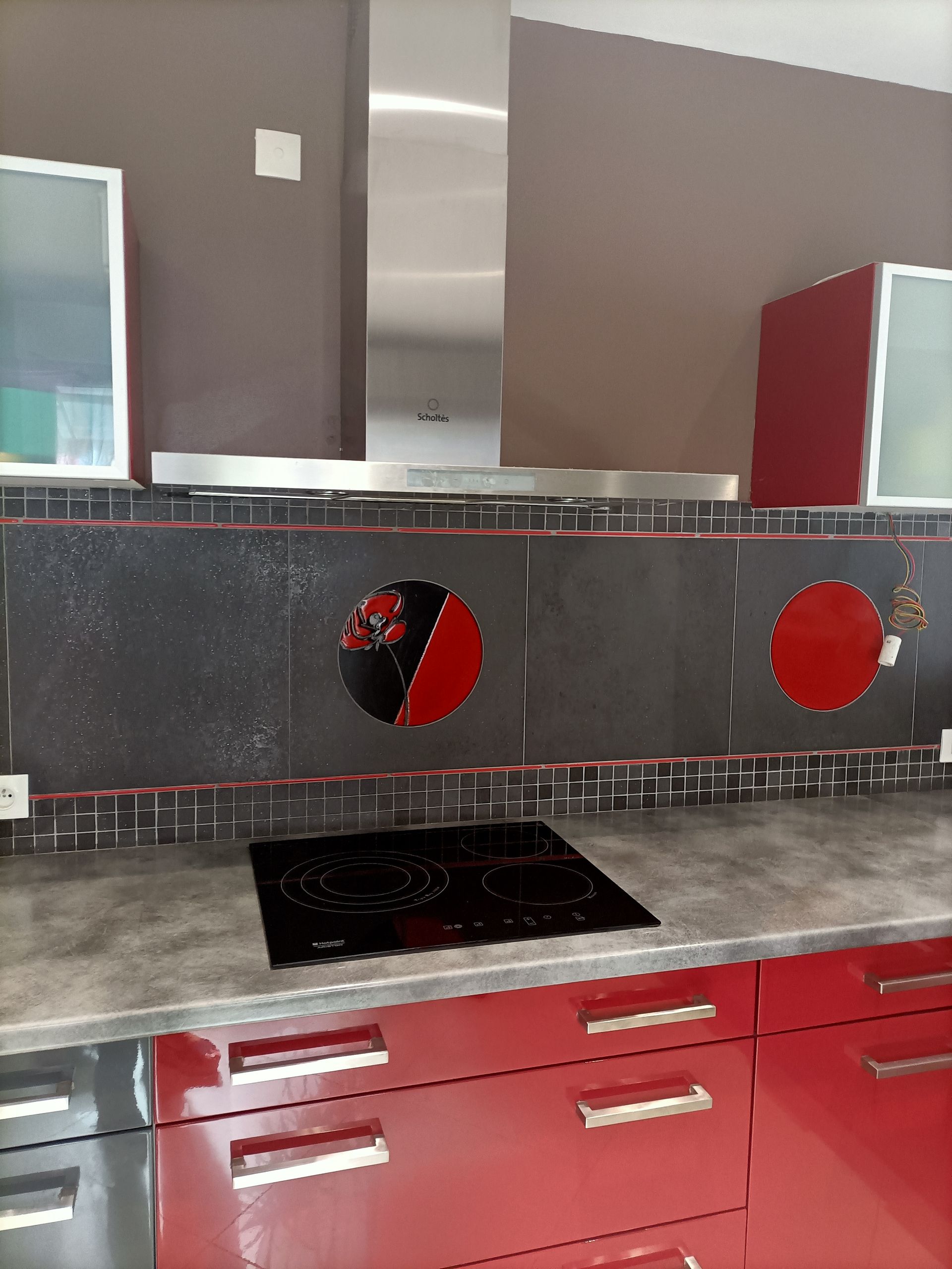 Crédence de cuisine rouge et grise