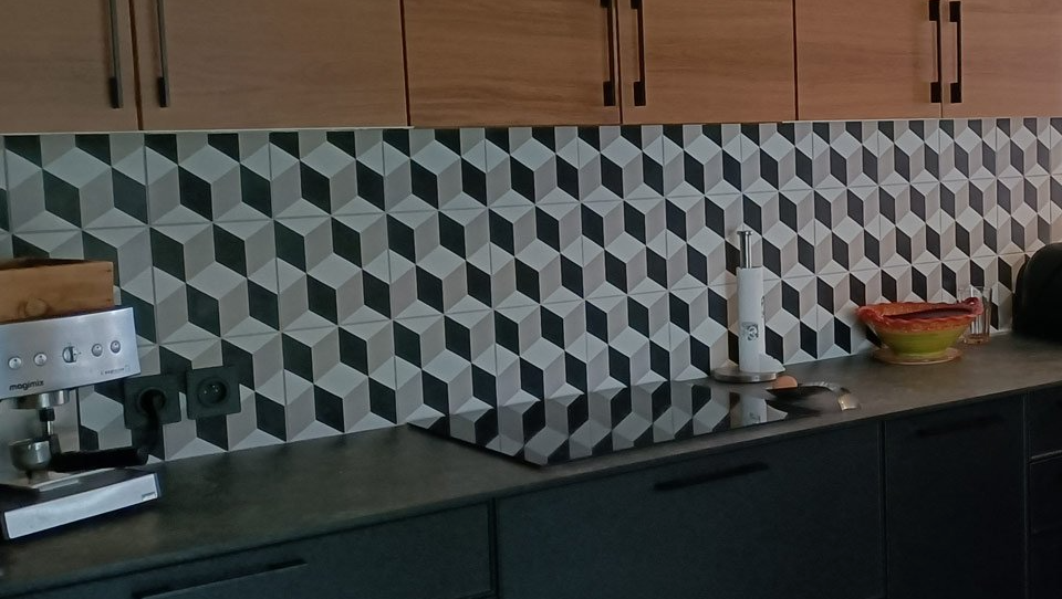 Carrelage mural dans cuisine, effet cube 3D