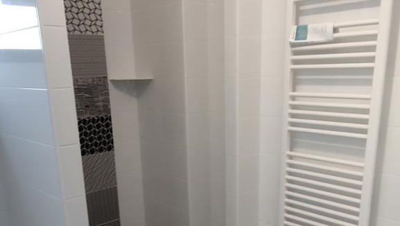 Carrelage mural salle de bain, blanc et à motif