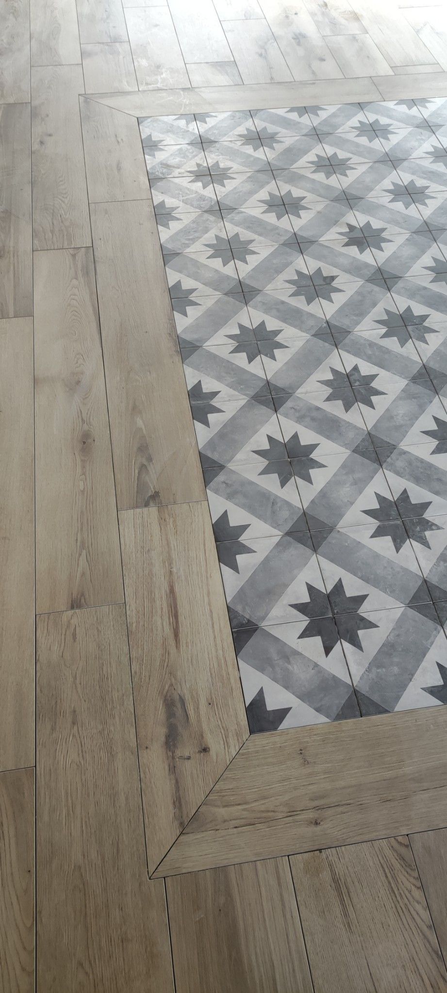 Carrelage avec séparation de bois