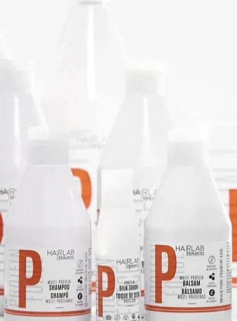 Un grupo de botellas con la letra p en ellas están colocadas una al lado de la otra.