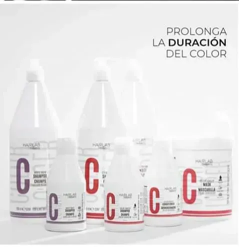 Un grupo de botellas con la letra c en ellas están colocadas sobre una mesa.