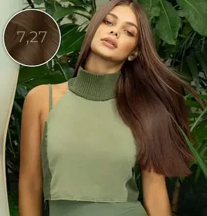 Una mujer con cabello largo lleva una blusa verde y un vestido verde.
