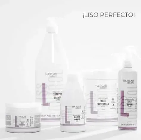 Varias botellas de productos para el cabello están alineadas sobre una mesa.